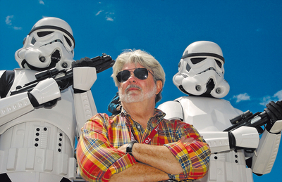  George Lucas, ejerciendo de padrino en el Toyota Grand Prix, en 2007. Se dejó el uniforme de Darth Vader en casa, pero se trajo un par de soldados imperiales de escolta.  