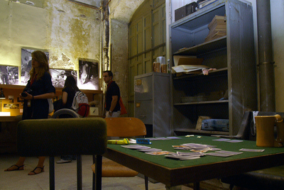 Instalación  Assembly instructions: (Tangential Logick, tangential Magick),  de Alexandre Singh, en Manifesta 8.