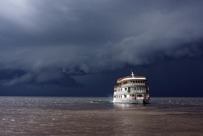  Un tradicional barco de madera navega por el río Negro, afluente del Amazonas. 