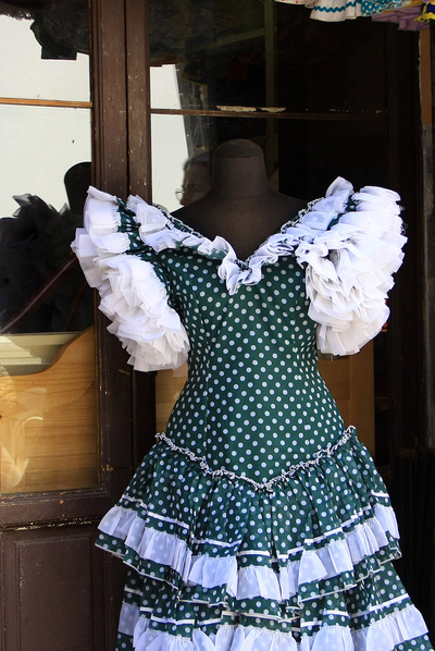 Escaparate de una tienda en la cordobesa plaza de la Corredera, escenario de las andanzas de Quintín, el protagonista de  La feria de los discretos.  