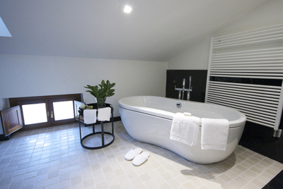  Baño del hotel Solar de Febrer, en la localidad riojana de Tirgo (situada a 51 kilómetros de Logroño). 