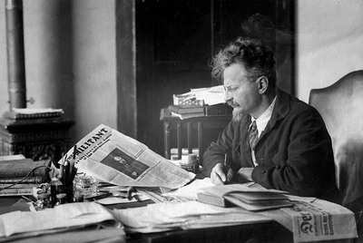 Trotski hojea la prensa internacional durante su exilio mexicano.