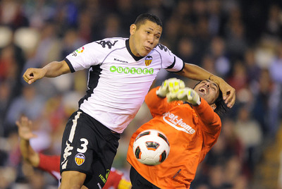 Maduro pelea el balón con Aouate.