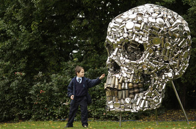 Un niño trata de tocar una calavera gigante, obra del artista indio Subodh Gupta, expuesta en Londres, en octubre de 2008.
