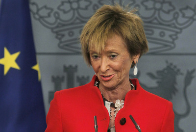 La vicepresidenta primera del Gobierno, María Teresa Fernández de la Vega, durante su comparecencia ante los periodistas tras la remodelación anunciada por el jefe del Ejecutivo, José Luis Rodríguez Zapatero.