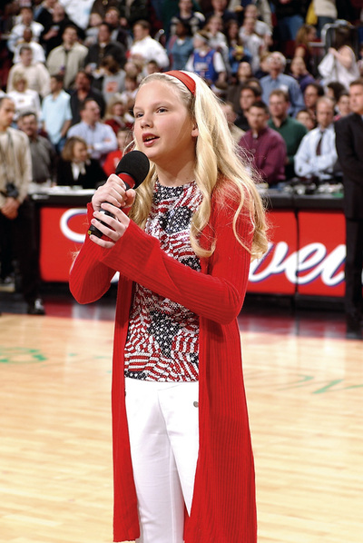 Taylor Swift a los 12 años, cantando en un partido de la NBA