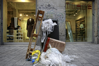 Basura acumulada en la calle de Pérez Galdós en el distrito Centro-Justicia.