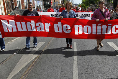 Manifestantes piden un cambio de política económica el pasado 1 de mayo en las calles de Lisboa.