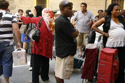Reparto de comida a gente sin recursos en el barrio chino de Valencia.