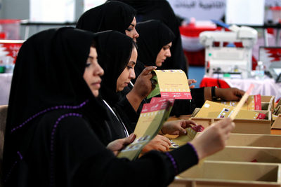 Unas mujeres cuentan votos en la ciudad de Isa, al norte de Bahrein.