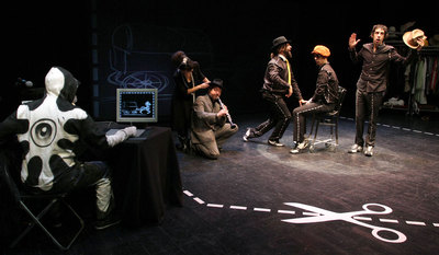 Un momento del espectáculo de improvisación  Las patrañas efímeras del Manifiesto Corten  que se celebra en los Teatros del Canal.