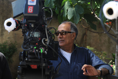 El realizador iraní Abbas Kiarostami durante el rodaje de  Copia conforme,  que se estrena este viernes en España tras su paso por la Seminci.