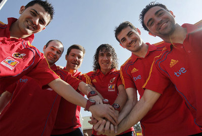 De izquierda a derecha, Villa, Iniesta, Xabi Alonso, Puyol, Casillas y Xavi, en Sudáfrica, durante el Mundial.