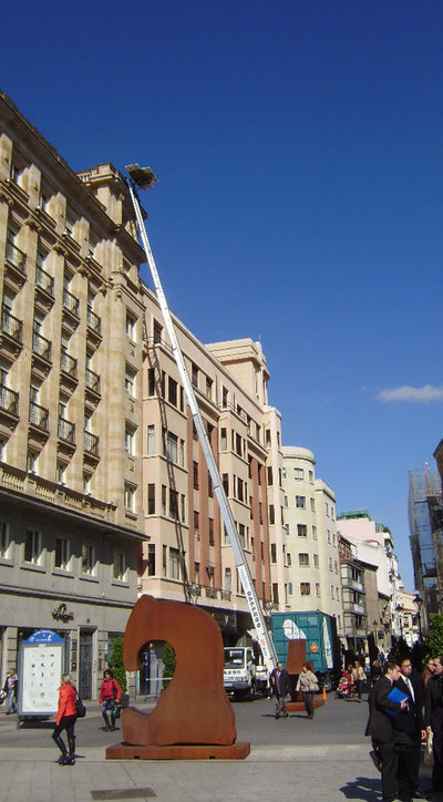 Grúa para el desalojo de apartamentos declarados ilegales en Valladolid.