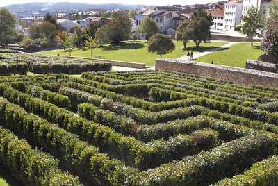 Vista parcial de los tres laberintos de camelios que estrena el parque de Belvís.