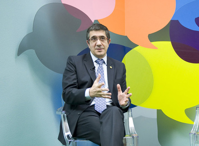 El   lehendakari,   Patxi López, ayer mientras mantenía su entrevista a través de Twitter.