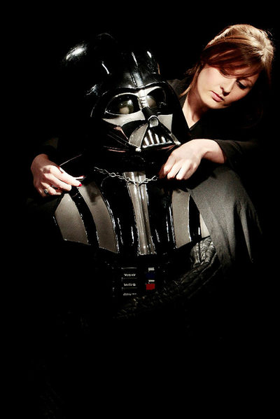 Una empleada de Christie's muestra el traje de Darth Vader.