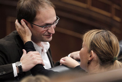 Leire Pajín se despide de Joan Herrera, que deja el Congreso.