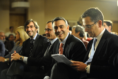 Desde la derecha, Basagoiti, De Andrés, Alonso y el   número dos   del PP vasco, Iñaki Oyarzábal, en el acto de ayer de los populares en Vitoria.