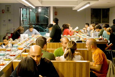 Mesas alrededor de la cinta transportadora de Go!Kaiten.