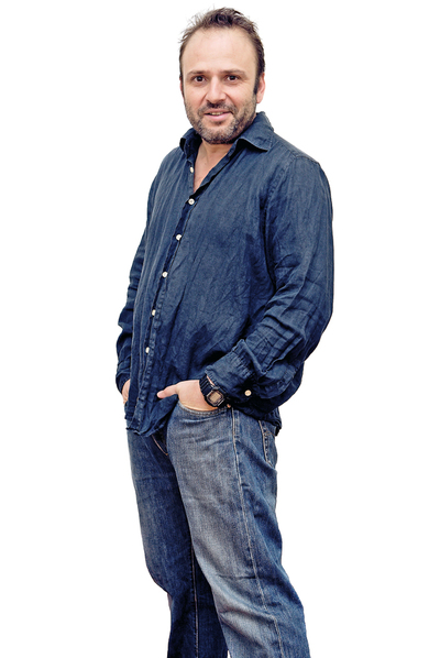 Juan Cavestany, guionista y director, estrena la película 'Dispongo de barcos'