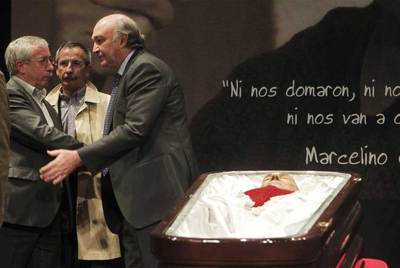 José María Lacasa saluda a Ignacio Fernández Toxo y Ramón Górriz junto al féretro de Marcelino Camacho.