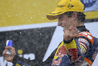 Marc Márquez celebra su victoria de ayer en 125cc en el Gran Premio de Portugal.