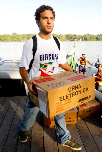 Un hombre descarga una urna electrónica en la isla de Combu.
