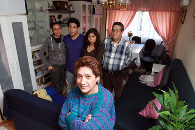 Lidia Villanueva, boliviana que paga la hipoteca gracias a la participación de sus hijos mayores.