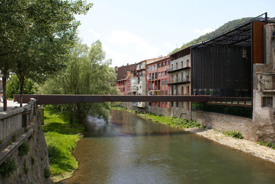 Una vista de la plaza-puente creada en Ripoll por los arquitectos RCR y Joan Puigcorbé.