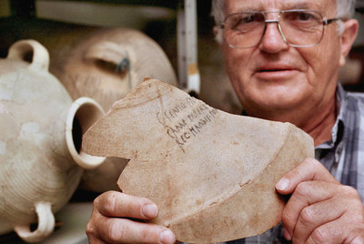 Ehud Netzer muestra, en 1996, la inscripción 