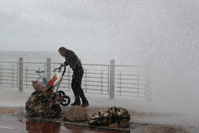 LAS OLAS BARREN LA COSTA VASCA