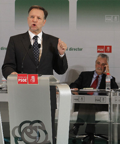Marcelino Iglesias, de pie, y José Antonio Griñán, durante el comité director del PSOE.
