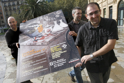 De izquierda a derecha, los artistas Dani Fano y Guillermo González y el comisario de la exposición, Iñaki Holgado.