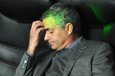 José Mourinho, señalado en la cabeza con un puntero láser durante el encuentro.