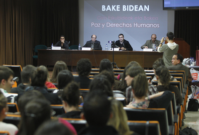 De izquierda a derecha, Vicente Silva, el catedrático de Derecho Constitucional del UPV Eduardo Virgala, quien actuó como moderador; Jon Abril y Santiago Merino, durante la mesa redonda de ayer.