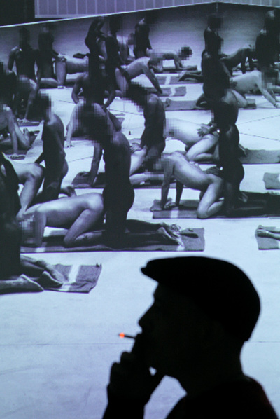 Santiago Sierra, ante su vídeo  Los penetrados  en 2009.