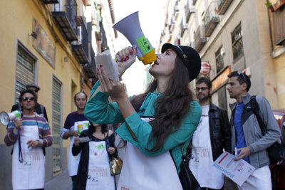 Un grupo de poetas recitaba poesía ayer en la calle del Salitre (barrio de Lavapiés).
