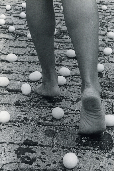  Entrevidas  (1981), de Ana Maria Maiolino.