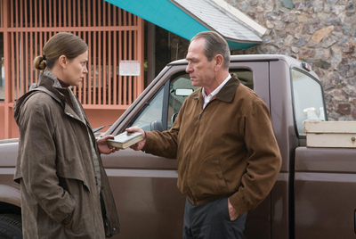 Charlize Theron y Tommy Lee Jones, en una imagen de  En el valle de Elah  (2007), de Paul Haggis.