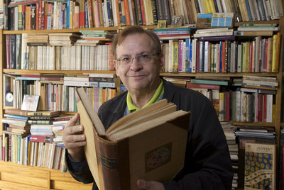 José Paz, con alguno de los ejemplares que componen su biblioteca sobre Rabindranath Tagore.