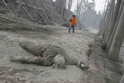 Una víctima  de la erupción del volcán Merapi yace cubierta de ceniza en la localidad de Argomulyo.