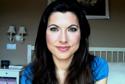 Isabel Llano, alias  Isasaweis,  en su habitación, donde imparte sus cursos de belleza.