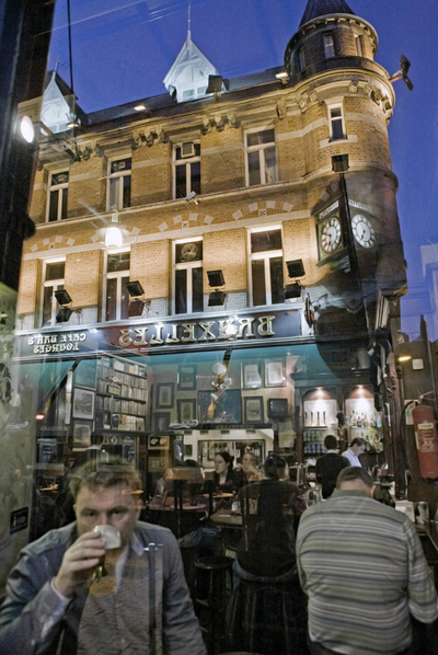 El pub McDaids, un edificio del siglo XVIII en la céntrica Harry Street de Dublín que antes fue capilla y morgue.