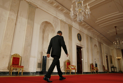 Barack Obama abandona el vestíbulo de la Casa Blanca, tras la rueda de prensa en la que reconoció su derrota en las elecciones legislativas, el 3 de noviembre de 2010.