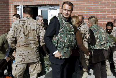 Zapatero, con chaleco antibalas, ayer en Kabul junto a las ministras de Exteriores, Trinidad Jiménez, y Defensa, Carme Chacón.