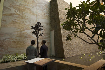 Barack Obama y su esposa, Michelle, contemplan el monumento en memoria de las víctimas de los atentados de 2008 en Bombay.