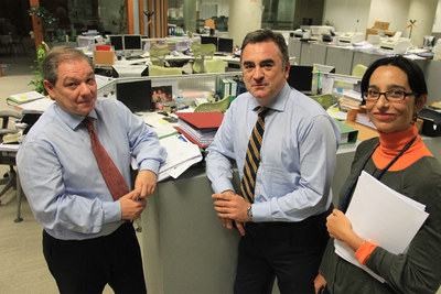 De izquierda a derecha, Brian Warren, Javier Hernani y Marta Bartolomé, en la sede de BME preparando el 'road show'.