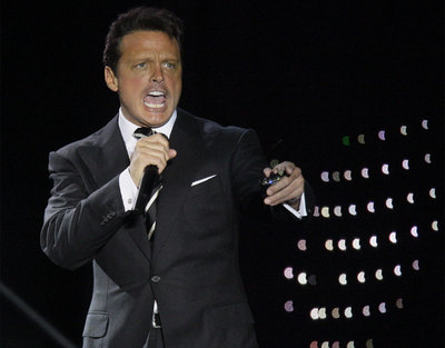 Está en forma, no hay duda. Tras meses de incertidumbre sobre su salud, el cantante mexicano inició ayer en el estadio Defensores del Chaco de Asunción su gira  Luis Miguel Tour 2010 , que le llevará por medio mundo.
