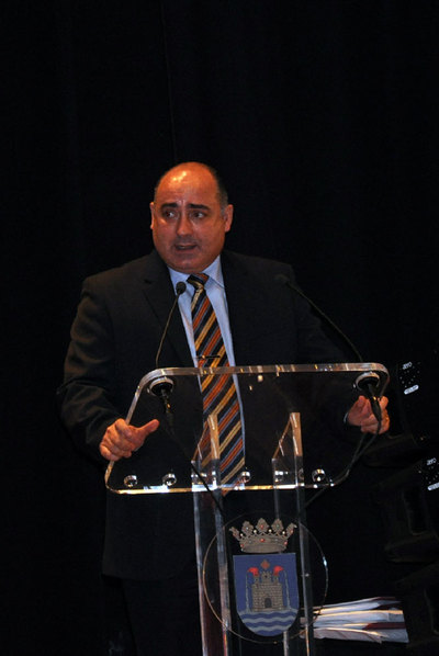 Las bandas reeligen al presidente que frenó los recortes del Consell